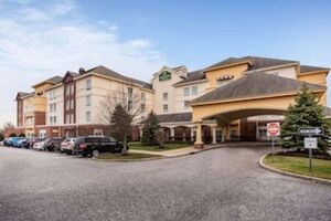 Picture of La Quinta Inn & Suites by Wyndham Islip MacArthur Airport