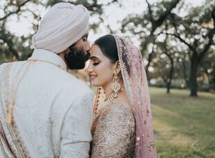 “Gurprit and I met in the most millennial way: a dating app,” laughs bride Sheena Kohli, speaking about her relationship with Gurprit Singh. “We did l