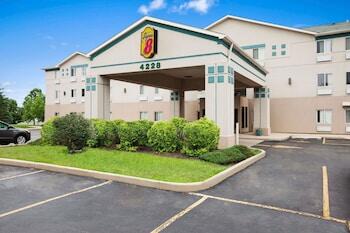 Picture of Super 8 by Wyndham Aurora/Naperville Area