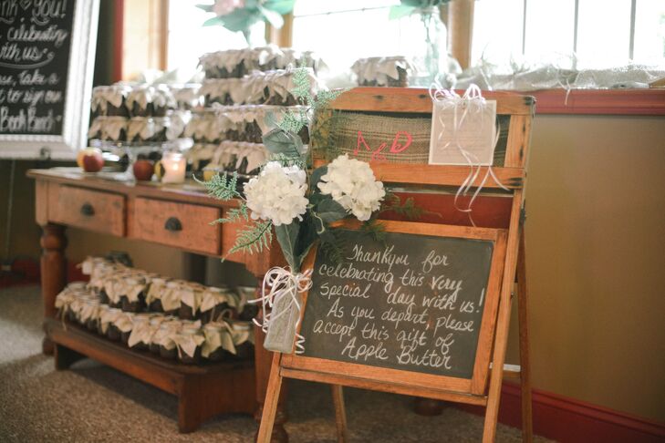 "Our main favor was homemade apple butter," says Ashley. "Drew's family loves to get together every year to make apple butter, so we wanted to incorporaternthis tradition so our guests could enjoy it!"