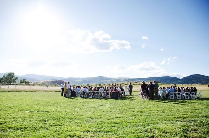 Scott and Sara fell in love with the natural beauty and surrounding scenery at the Frog Belly Farm."The green grass, open fields and blue skies made for a beautiful and natural backdrop," Sara says.