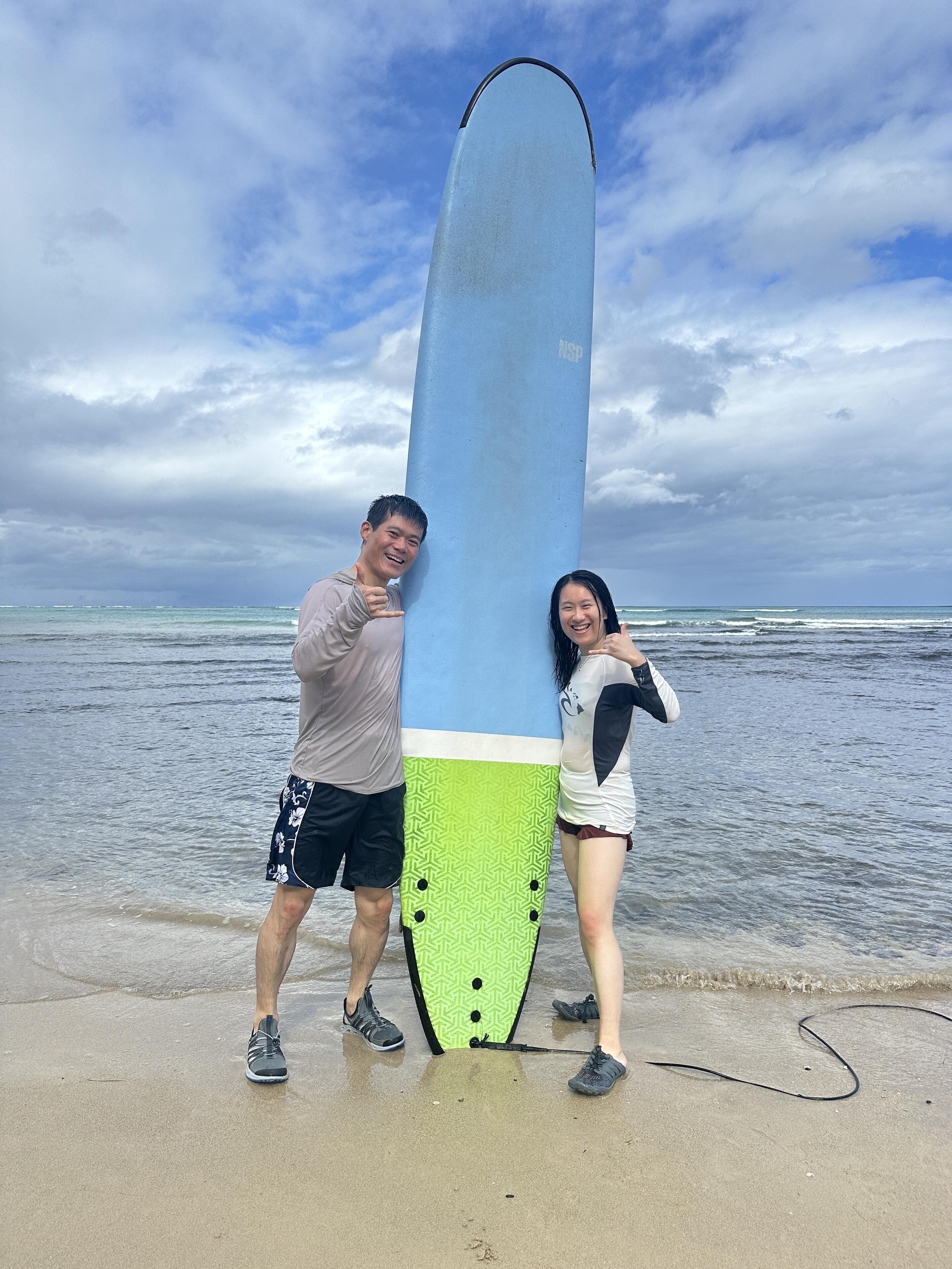 第一次一起在夏威夷冲浪。
We caught our first waves together in Hawaii.