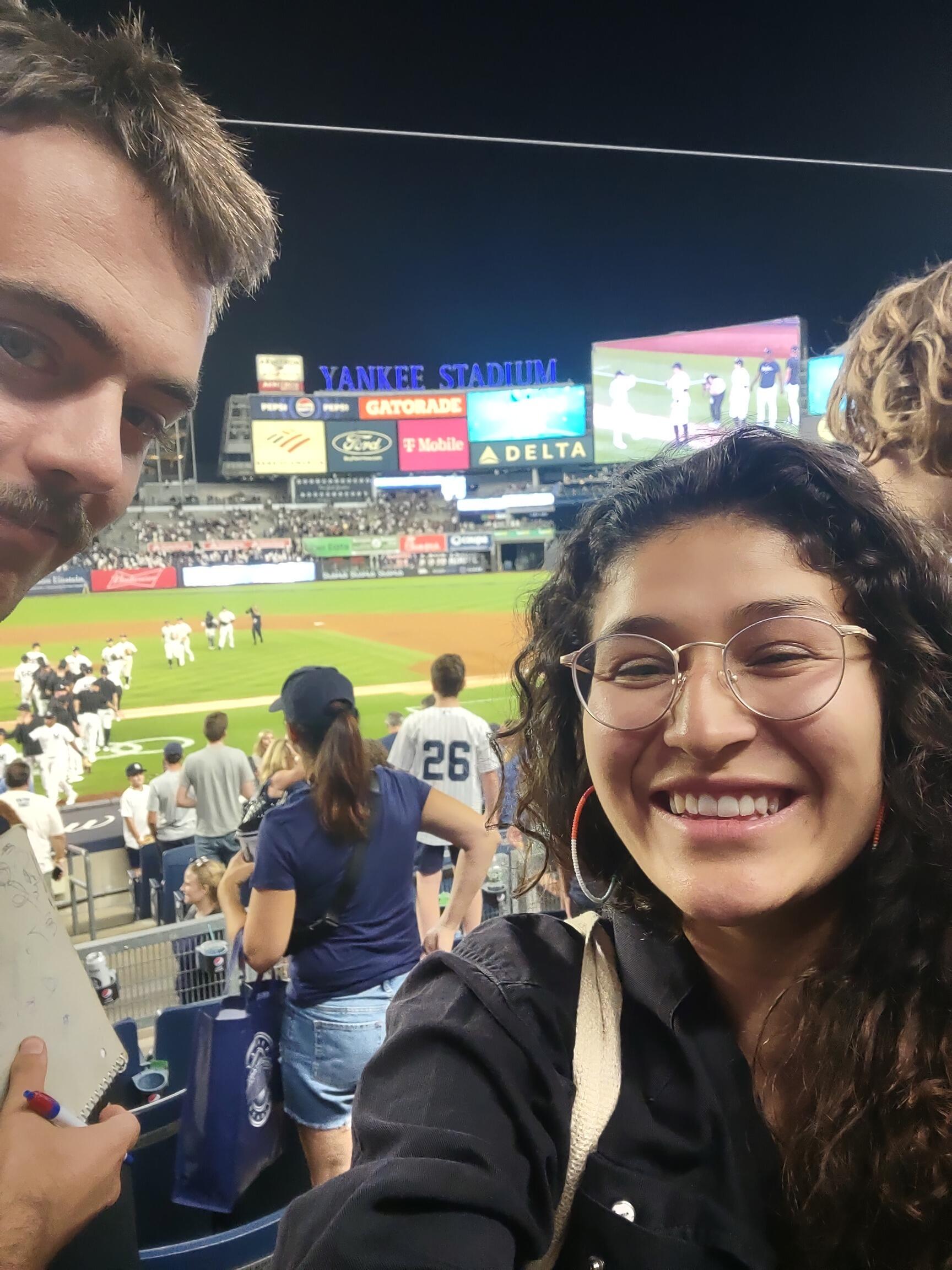 Traveling to baseball games, finally made it to Yankee Stadium.
Viajando a partidos de béisbol, finalmente fuimos al Estadio de los Yankee