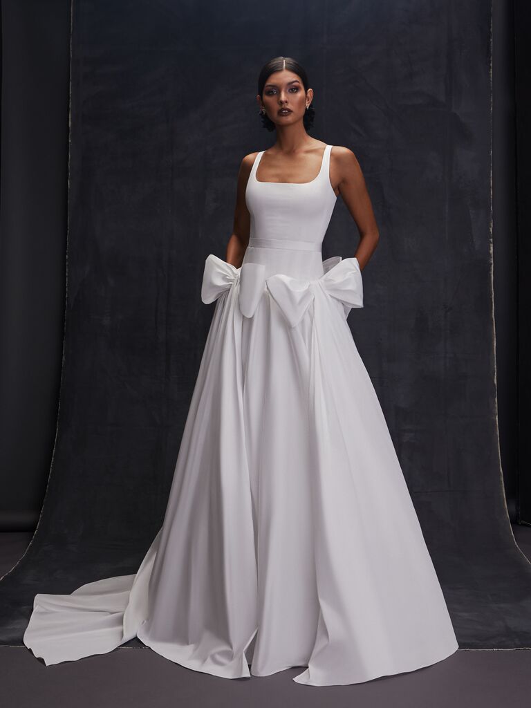 White square neck 2024 wedding dress with bow details