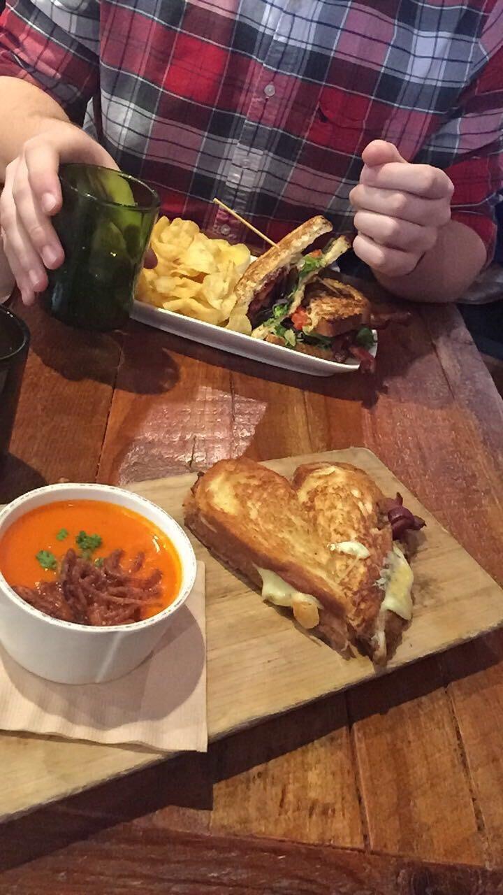 After both venturing off campus for the fall, Andrew and Kaitlyn return to Northwestern for Winter Quarter. Andrew takes Kaitlyn out for a lovely Valentine's lunch.
