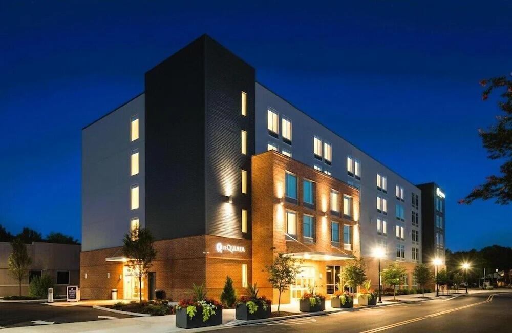 Picture of La Quinta Inn & Suites by Wyndham Chattanooga Downtown/South