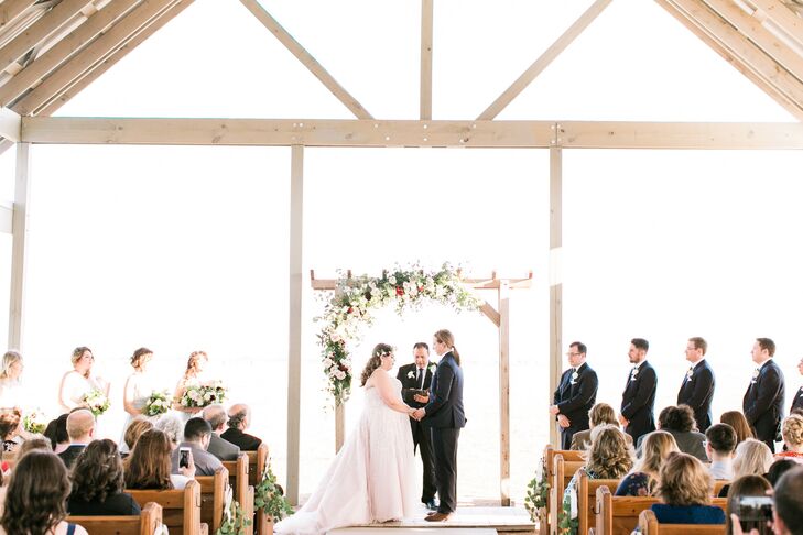 Simple and Elegant Wedding Ceremony at Allen Farmhaus in Texas