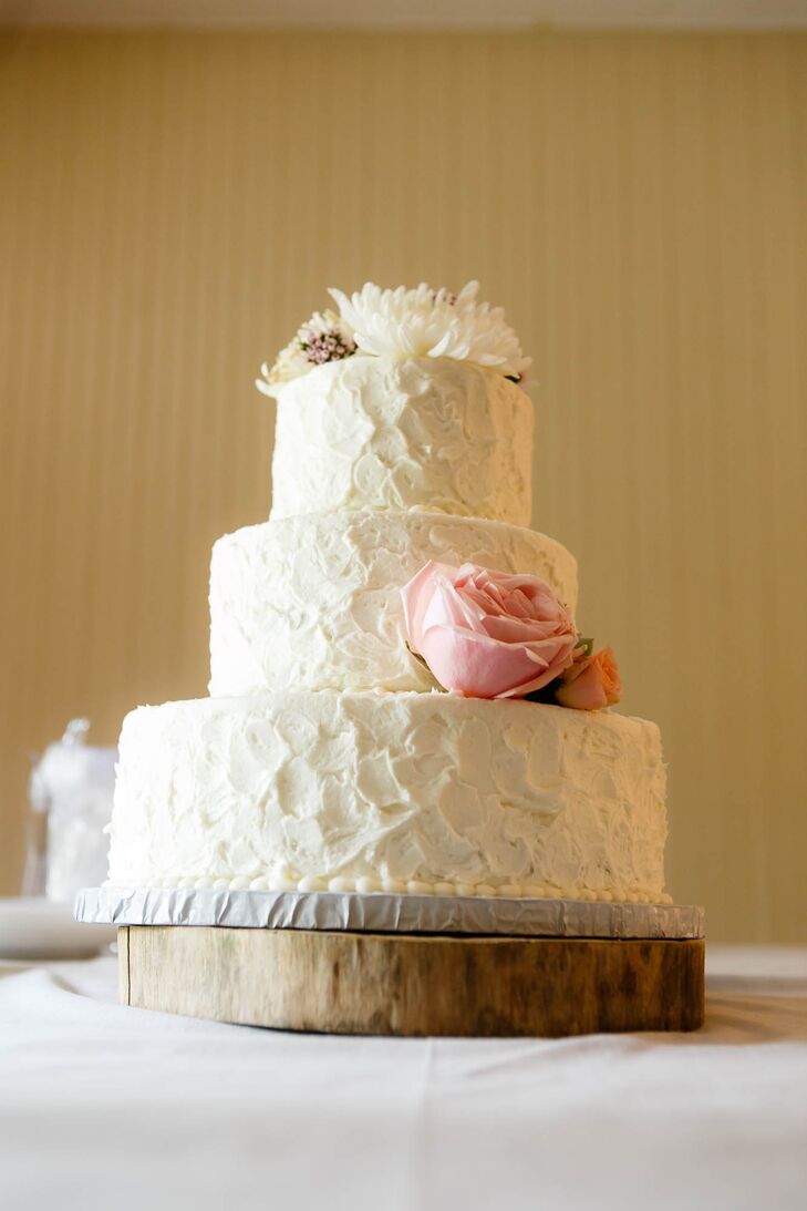 After a delicious barbecue dinner catered by Smokey Mo’s, Mindy and Marcus treated guests to a slice of cake. The pair went classic with the confection: vanilla, decorated with textured layers of buttercream.