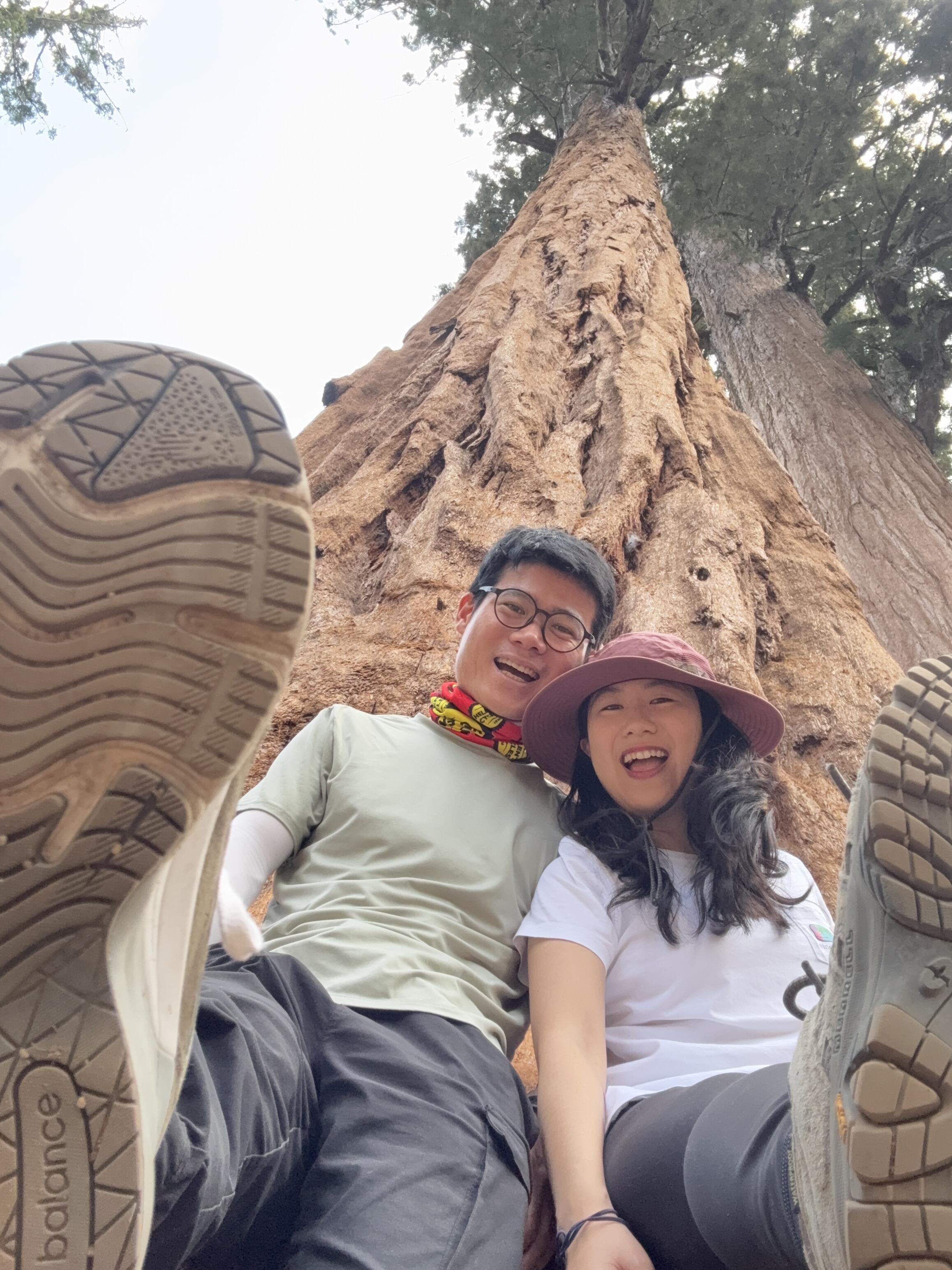 第一次一起在红衫国家公园仰望巨杉。Our first time standing in awe of the giant sequoias together.