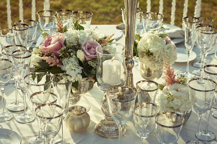 For the dinner tables, Nina and Julian decided against overwhelmingly large centerpieces to give the entire decoration a more elegant, relaxed and intimate atmosphere. Nina wrote the name cards on each table to give it a personal touch.