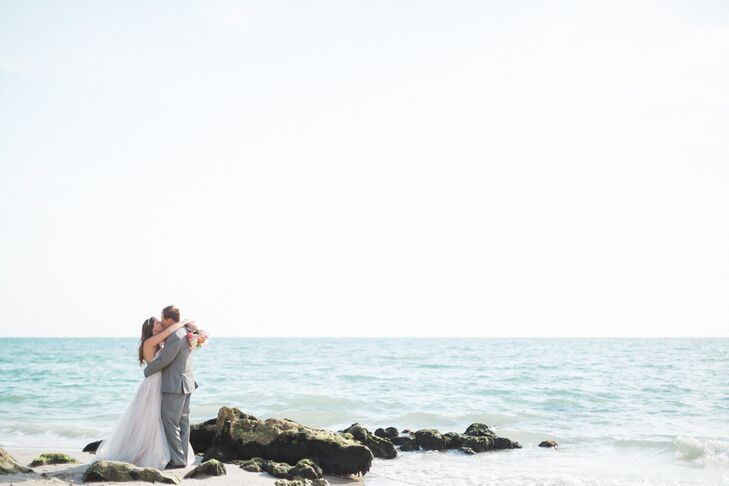 Talk about chic! Stephanie Dudasik (28 and a consultant) and Dallas Thomas (35 and a regulatory manager) put their own spin on beach weddings with a s