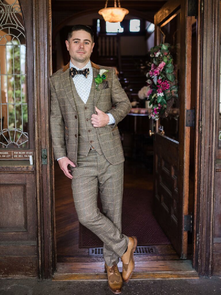 Groom wearing vintage Great Gatsby-inspired tweed suit
