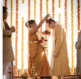 With the desert sun setting behind them, the couple exchanged garlands under an orange mandap (part of the traditional Hindu wedding ceremony).