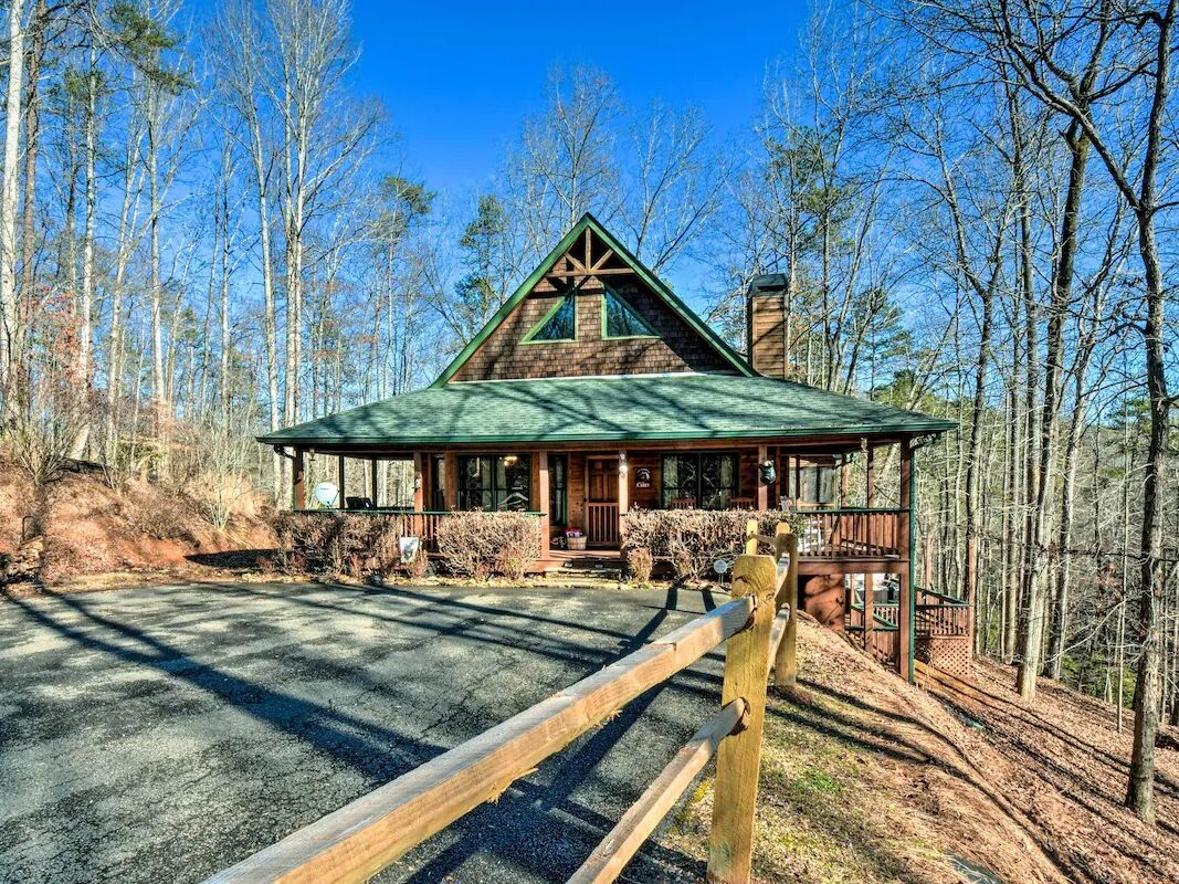 Picture of Dahlonega Cabin w / Hot Tub