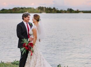 Holiday cheer set the mood and the theme for Erin O’Carroll (35 and a lawyer) and Chris Wollett’s (37 and a college tennis coach) beautiful Spanish-Is