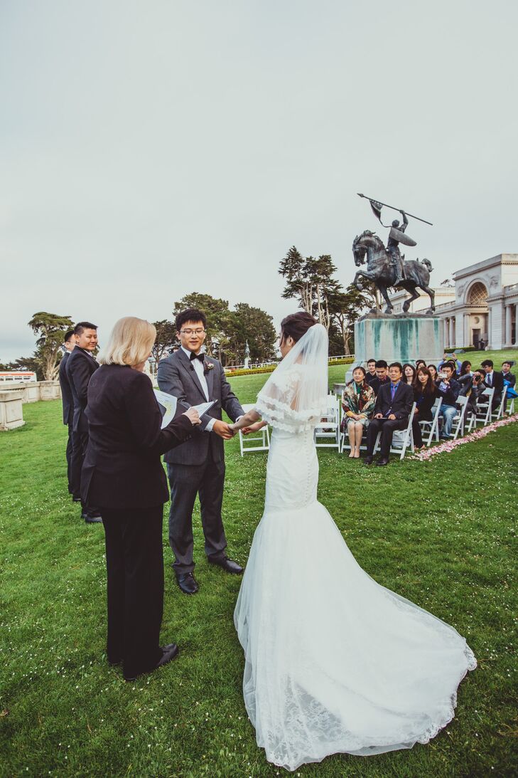 Dongli and Chengyuan joined hands as their officiant conducted their ceremony in front of guests on the lawn at Legion of Honor in San Francisco, California. Dongli wore a short ivory veil made of tulle with a lace trim, which blended well with her mermaid-style dress.