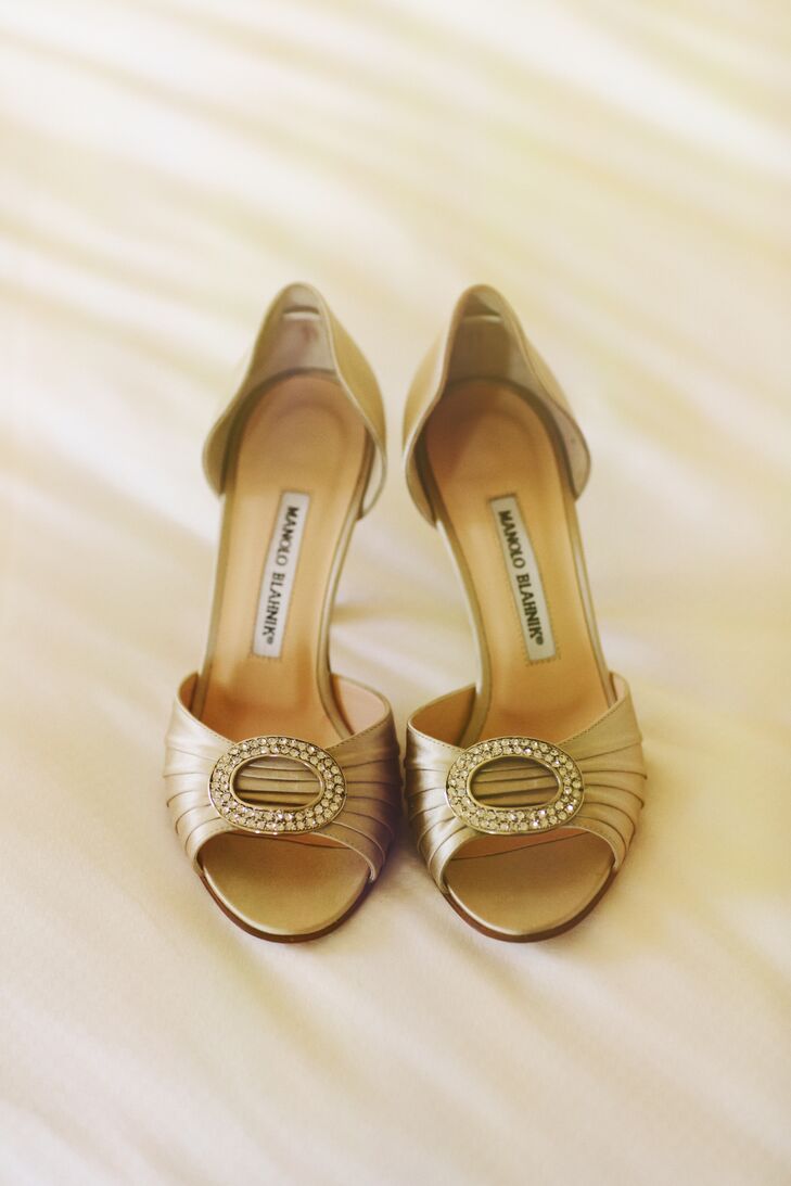 Hailey wore a pair of gold open-toe shoes with a crystal pendant on the top of the toes. The shoes were designed by Manolo Blahnik and went along with the dark green and gold color palette of the wedding day.