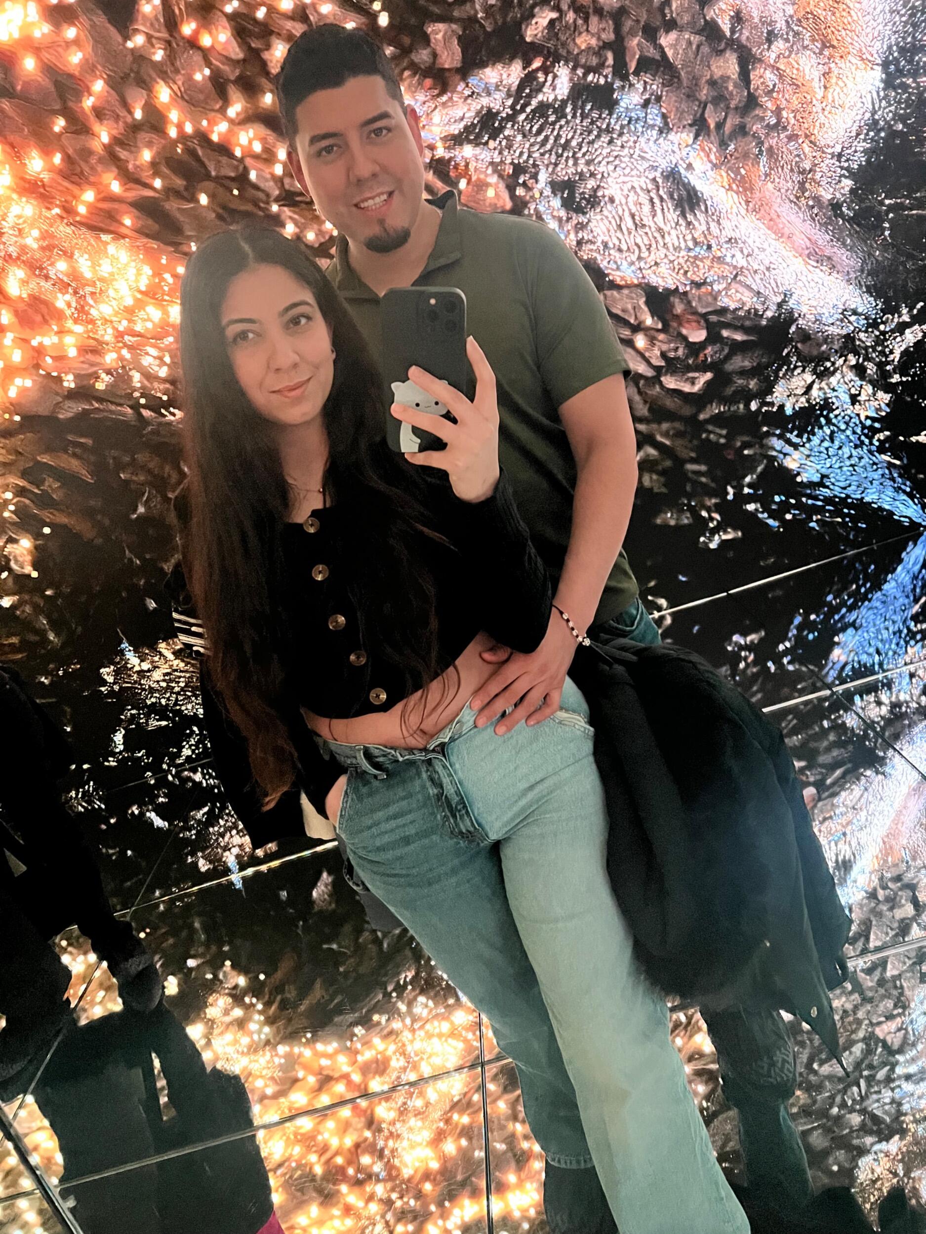 The reason I smile.

La razón por la que sonrío.
